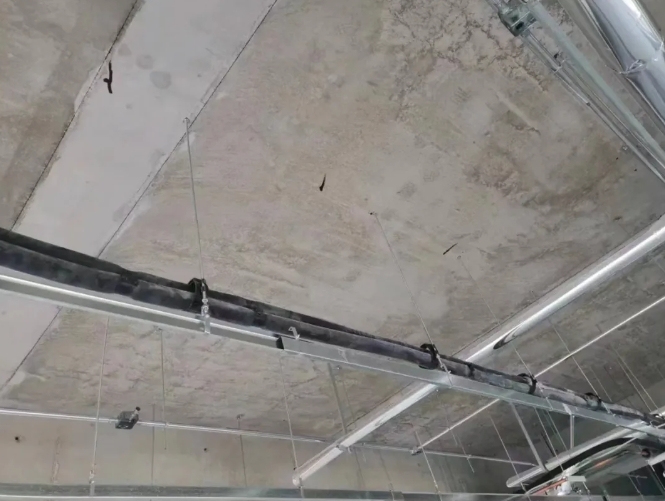 空调冷媒管支架能借用龙骨支架吗？