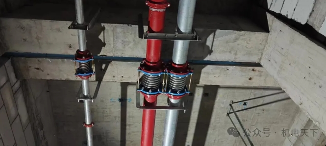 这个水管伸缩节做法有什么问题吗？